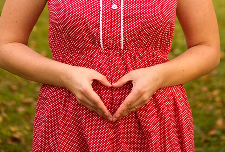 pregnant-woman-making-heart-with-hands