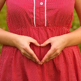 pregnant-woman-making-heart-with-hands