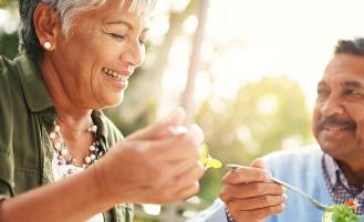 woman-and-man-eating-together-outside