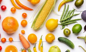 fruits-and-vegetables-arranged-in-the-color-of-the-rainbow