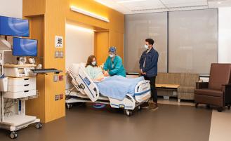 pregnant-woman-labor-room-nurse