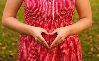 pregnant-woman-making-heart-with-hands