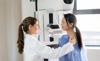 woman-getting-mammogram