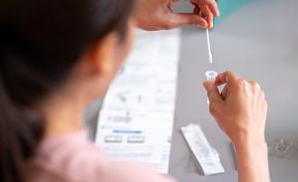 woman-with-covid-test