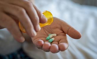 pouring-pills-in-hand