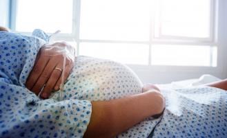 pregnant-woman-in-hospital-bed