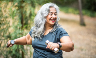 Older women lifts small weights.