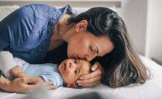 mom-kissing-newborn