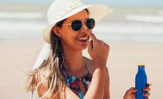 woman-applies-sunscreen-on-beach